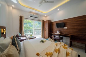 Executive-Zimmer, Balkon, Hügelblick | Schallisolierte Zimmer, kostenloses WLAN