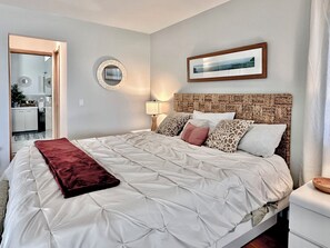 2 bedrooms, WiFi, bed sheets - Lakefront two-bed, Approximately 2200 Sq Ft.,two full baths, WiFi and AC (Montauk)