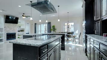 Een koelkast, een magnetron, een oven, een kookplaat