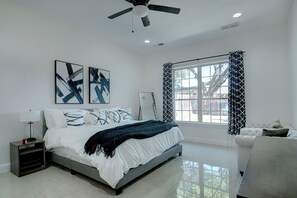 5 quartos, escrivaninha, ferros/tábuas de passar roupa, berço de viagem