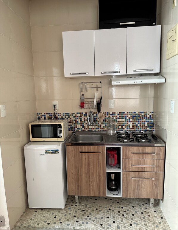 ثلاجة، ميكروويف، موقد طهي مسطح، ماكينة لصنع القهوة/الشاي