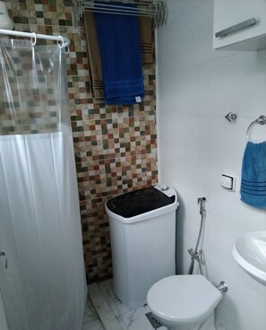 مجففات شعر، مناشف، ورق حمّام