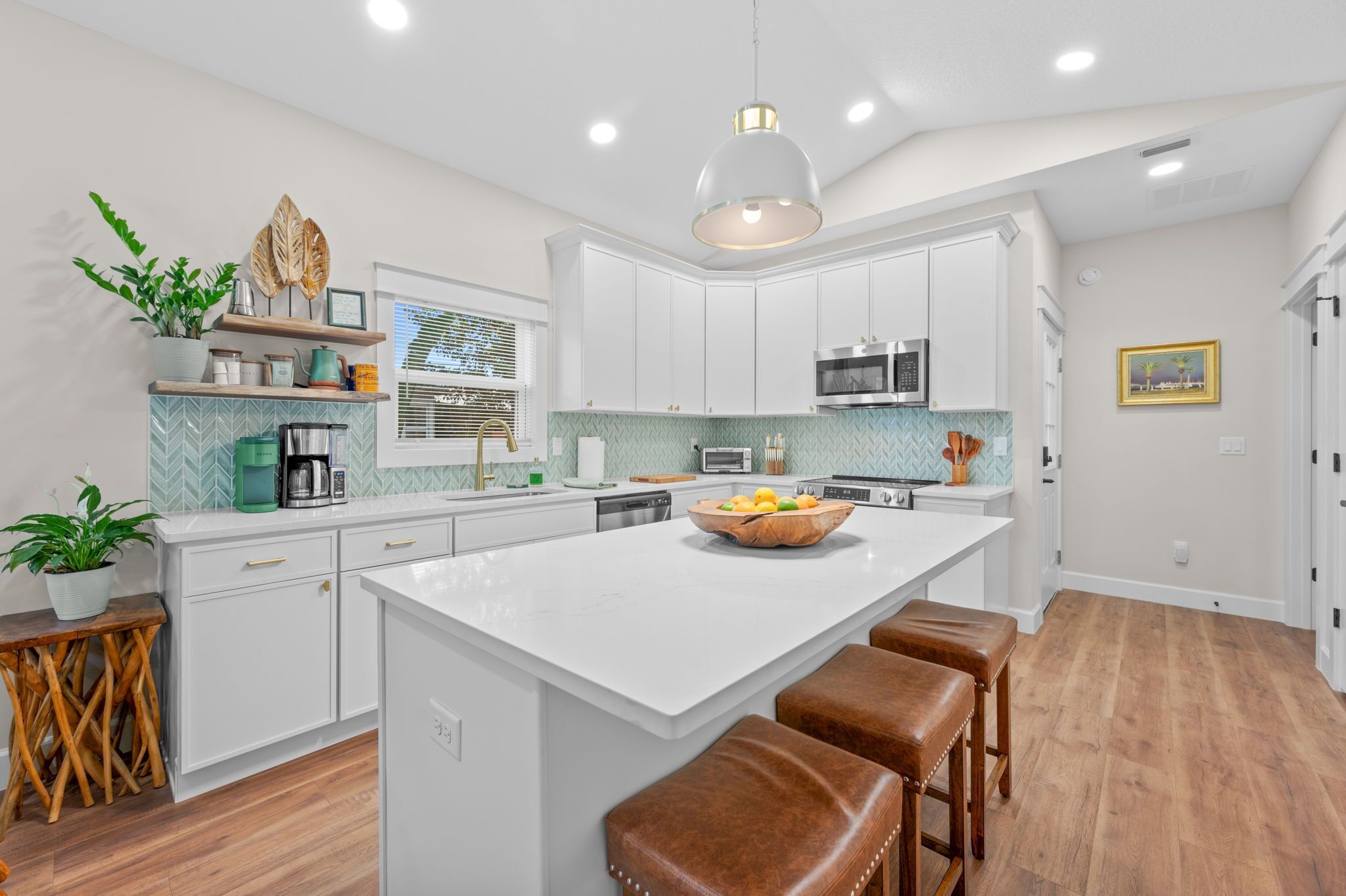 Een magnetron, een oven, een kookplaat, een vaatwasser