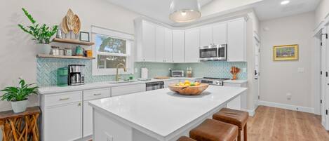 Mikrowelle, Ofen, Herdplatte, Geschirrspüler