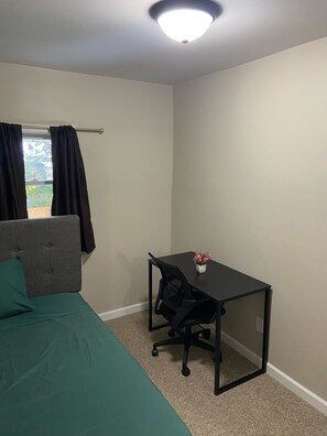 4 habitaciones, escritorio, wifi gratis y ropa de cama