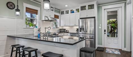 Mikroaaltouuni, uuni, liesi, astianpesukone