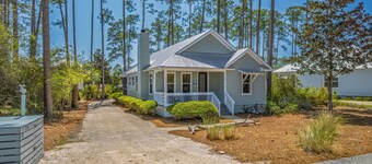 Sunrise Seaclusion at Summer Camp. Pet Friendly, Community Pool, Beach Access.