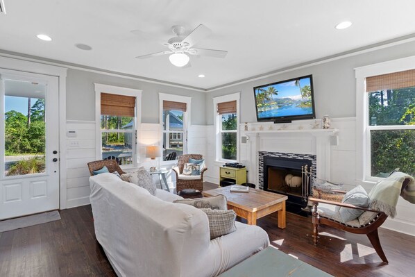 Smart TV - Sunrise Seaclusion at Summer Camp. Pet Friendly, Community Pool, Beach Access. (Carrabelle)