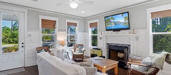 Sunrise Seaclusion at Summer Camp. Pet Friendly, Community Pool, Beach Access.