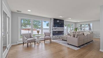 Smart TV, fireplace