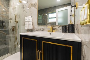 Dusche, Whirlpool, Haartrockner, Handtücher