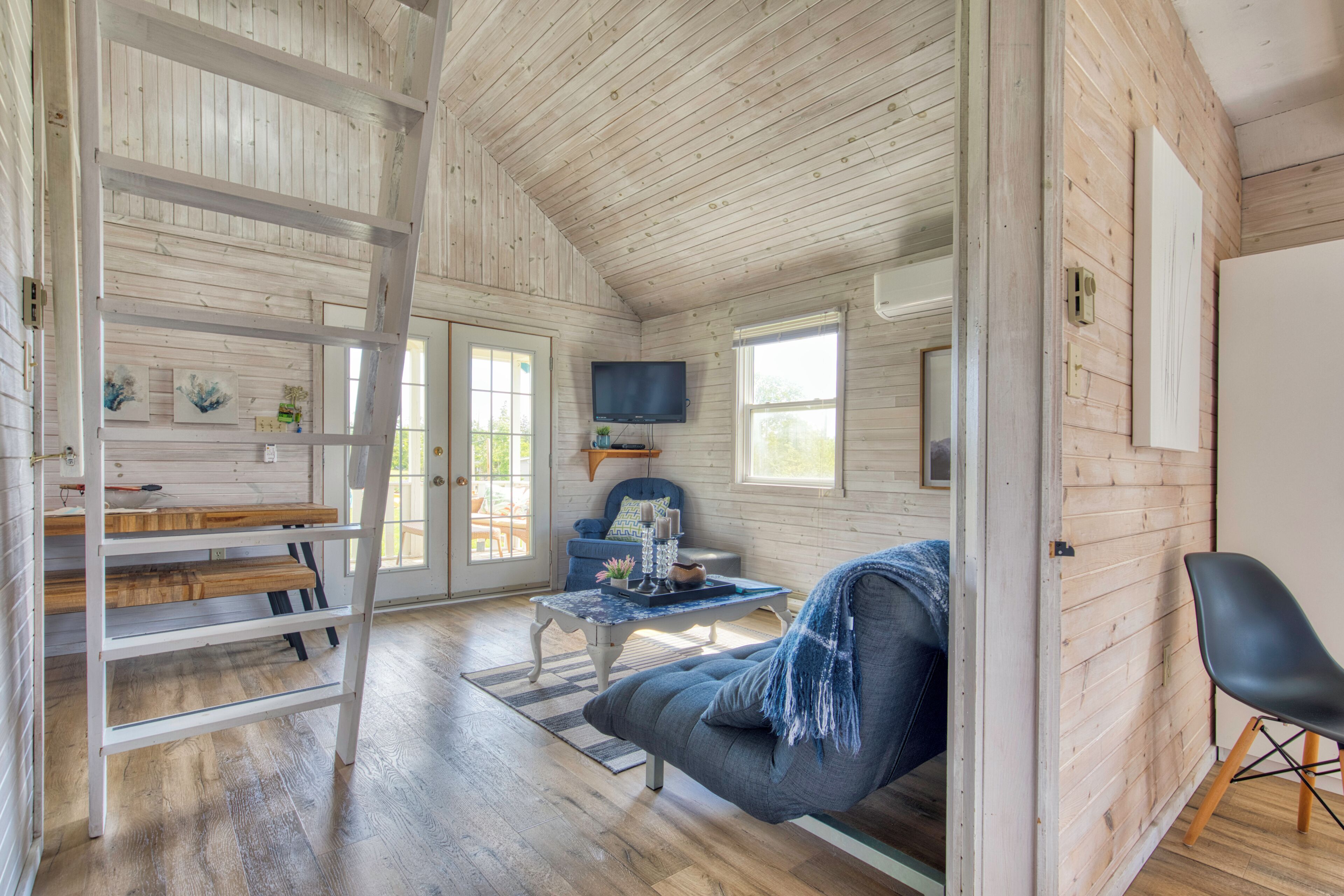 Smart-TV, Kamin, DVD-Player, Bücher