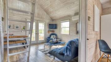 Smart-TV, Kamin, DVD-Player, Bücher