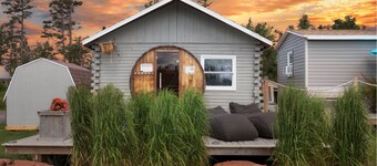 Reunion Cottages,  5 minutes walking to beach entrance & Stanhope Golf Course.