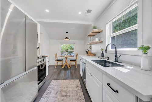 East Sac Super Charmer! 3+3 Cozy & Comfortable in safe neighborhood!