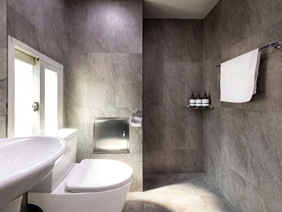 Family Twin Room | Bathroom | Shower, hair dryer, heated floors, towels
