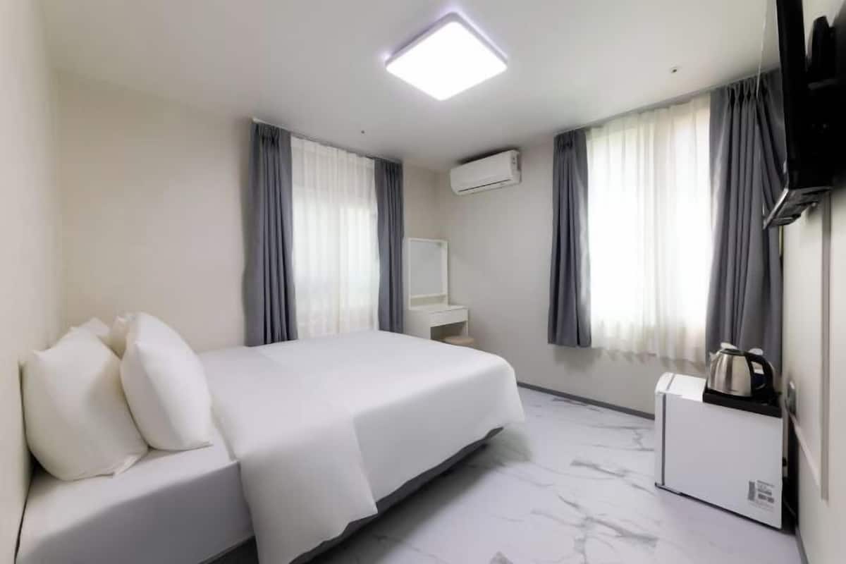 Couette en duvet d'oie, rideaux occultants, Wi-Fi gratuit, draps fournis