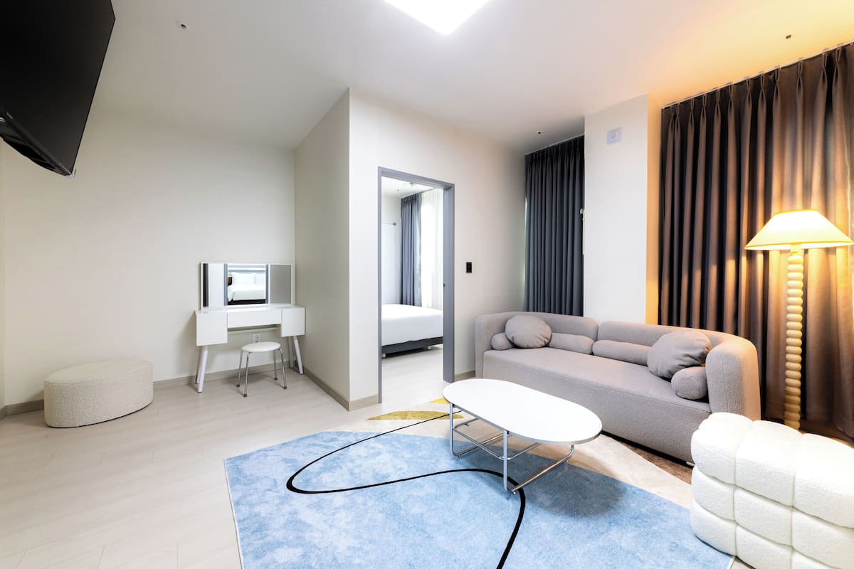 Suite (A) | Living area