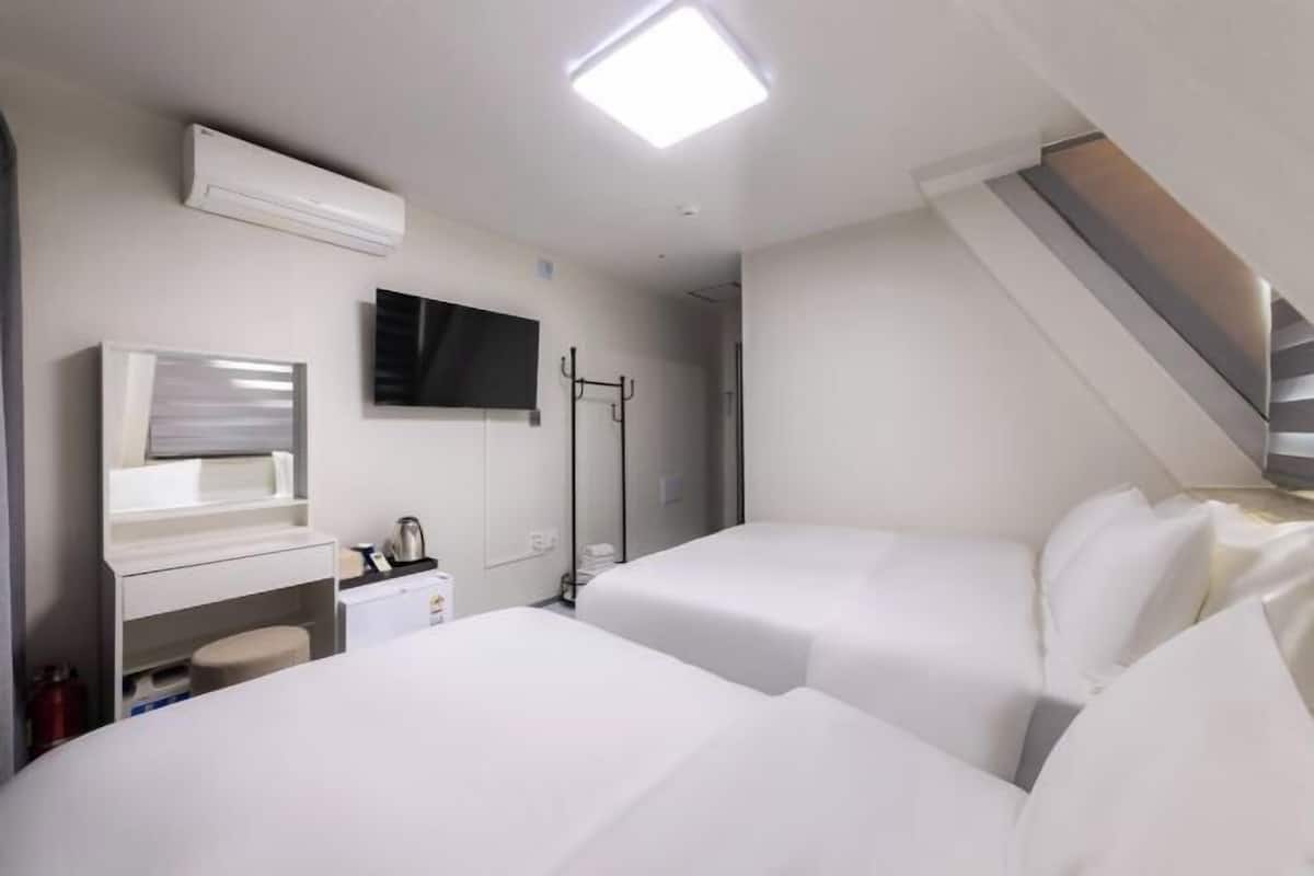 Couette en duvet d'oie, rideaux occultants, Wi-Fi gratuit, draps fournis