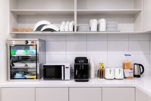 迷你冰箱、公用微波炉、电热水壶