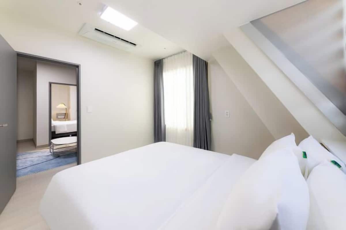 Couette en duvet d'oie, rideaux occultants, Wi-Fi gratuit, draps fournis