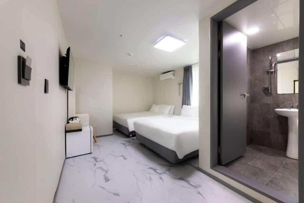Couette en duvet d'oie, rideaux occultants, Wi-Fi gratuit, draps fournis