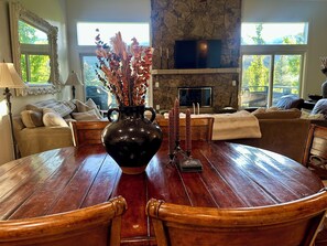 Smart TV, fireplace, books, computer monitors