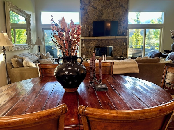 Smart TV, fireplace, books, computer monitors - Mountain Chalet on Golf Course with Beautiful Views (Avon)