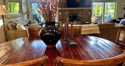 Mountain Chalet on Golf Course with Beautiful Views