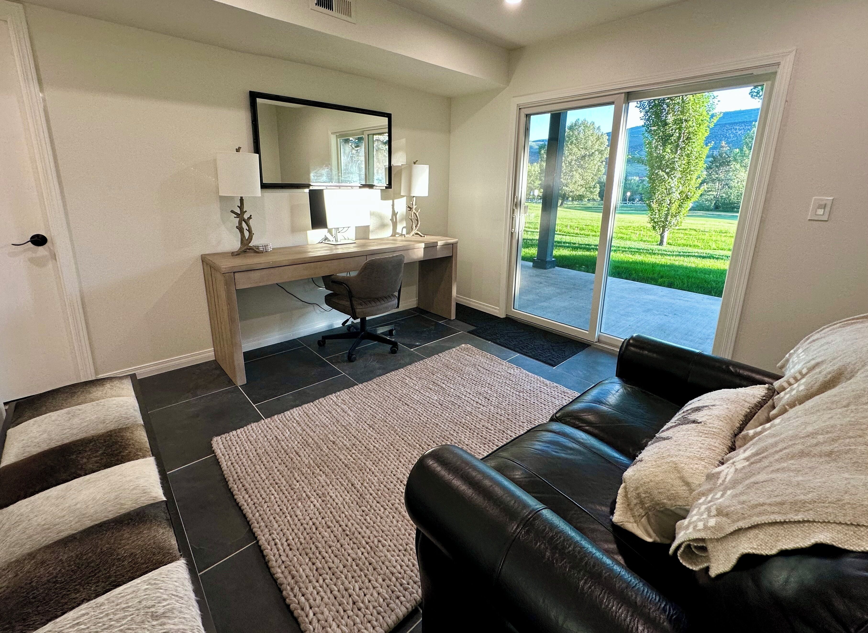 Smart TV, chimenea, libros, monitor de computadora