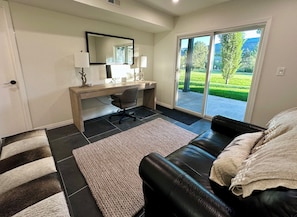 Smart TV, fireplace, books, computer monitors - Mountain Chalet on Golf Course with Beautiful Views (Avon)