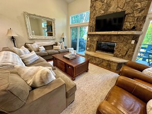Smart TV, fireplace, books, computer monitors - Mountain Chalet on Golf Course with Beautiful Views (Avon)