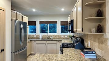 Geladeira, micro-ondas, fogão, cooktop