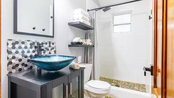 Douche, sèche-cheveux, serviettes fournies, savon