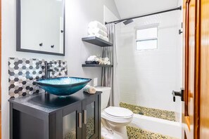 Douche, sèche-cheveux, serviettes fournies, savon