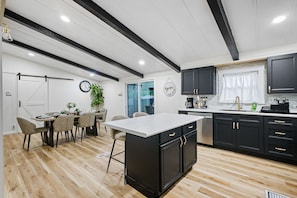 Microwave, oven, stovetop, dishwasher - Spacious Home-10 min from Six Flags/RIM/La Cantera (San Antonio)