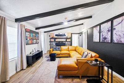 Spacious Home-10 min from Six Flags/RIM/La Cantera