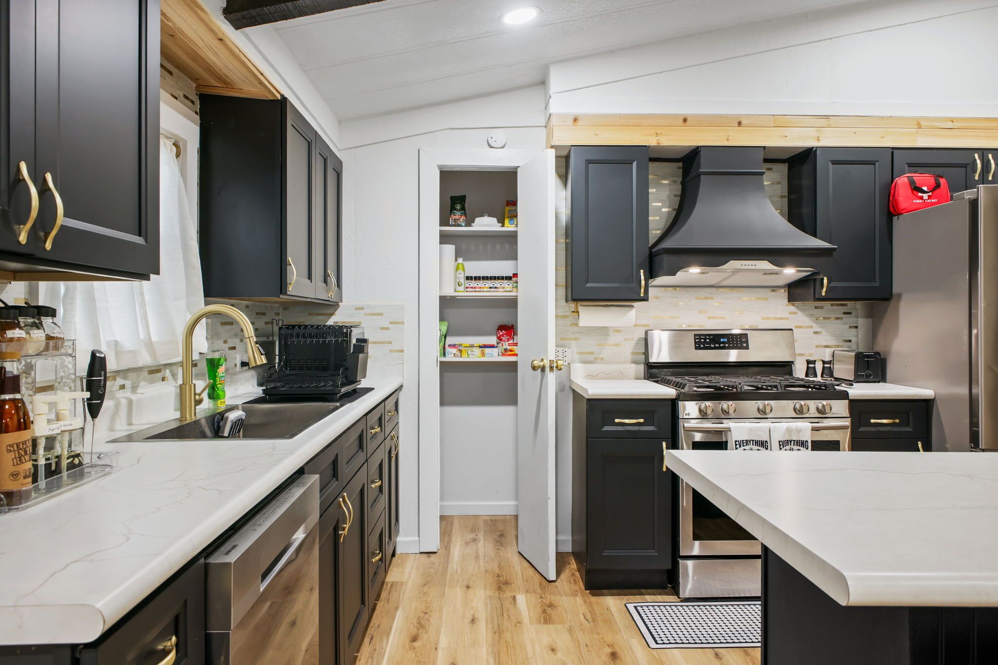 Micro-ondes, four, plaque de cuisson, lave-vaisselle