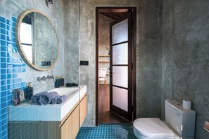 Deluxe Villa, Pool View | Bathroom | Free toiletries, towels, soap, shampoo - Villa Daniil Pererenan (Canggu)
