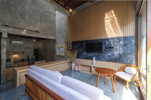 Deluxe-Villa, Poolblick | Wohnbereich