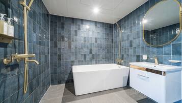 Deluxe Double Room | Bathroom | Free toiletries, hair dryer, towels, soap