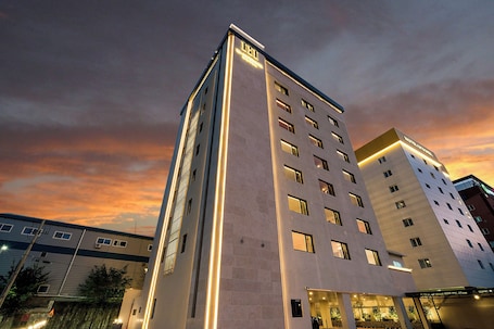 施設の正面. H Avenue hotel jungkwan