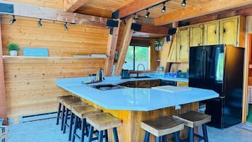 Jääkaappi, mikroaaltouuni, uuni, liesi