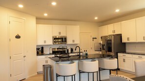 Een microgolfoven, een oven, een kookplaat, een vaatwasser