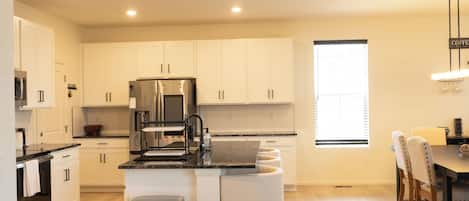 Micro-ondes, four, plaque de cuisson, lave-vaisselle