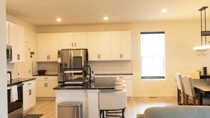 Een microgolfoven, een oven, een kookplaat, een vaatwasser