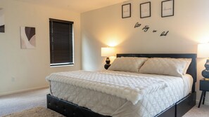 4 slaapkamers, een bureau, een strijkplank/strijkijzer, wifi