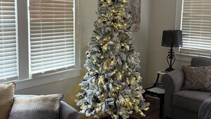 A living room with a white Christmas tree, a grey sofa, a black coffee table, and a black lamp. - Big Country Escape - 4 Bedroom, Pet Friendly Retreat in Bluewell,  Near Trails (Bluefield)