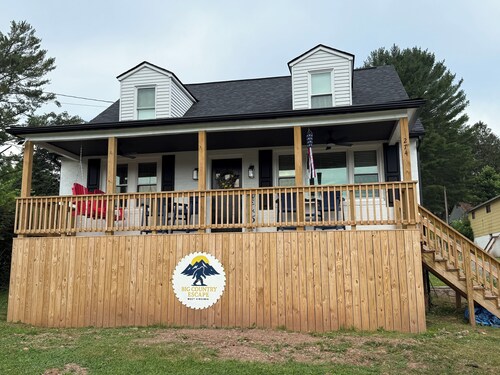 Big Country Escape - Spacious & Cozy Family Retreat Near Hatfield & McCoy Trails