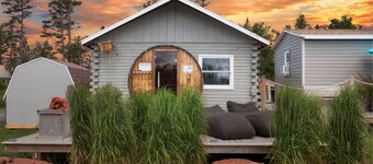 Reunion Cottages,  5 minutes walking to beach entrance & Stanhope Golf Course.